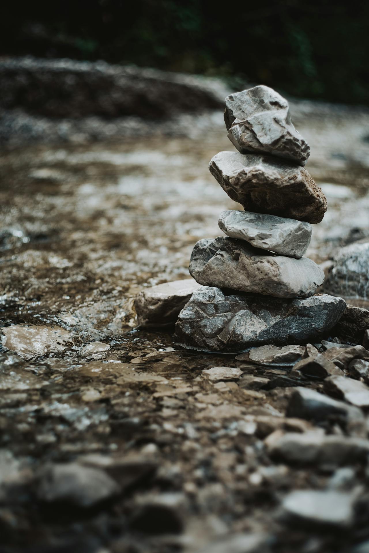 Ein Turm aus mehreren Steinen, die perfekt aufeinander balanciert sind.